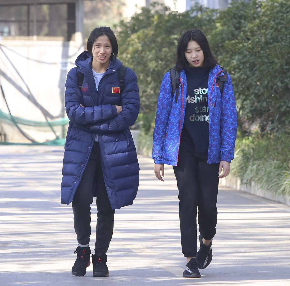 秋季羽绒服穿搭指南：深蓝格纹、撞色连帽、薄款翻领，三种风格任你选！