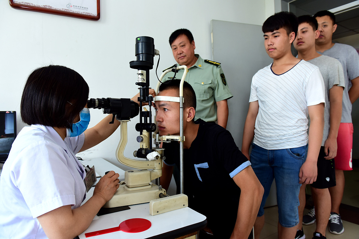 大学生征兵入伍视力标准调整：右眼裸眼视力放宽至4.5