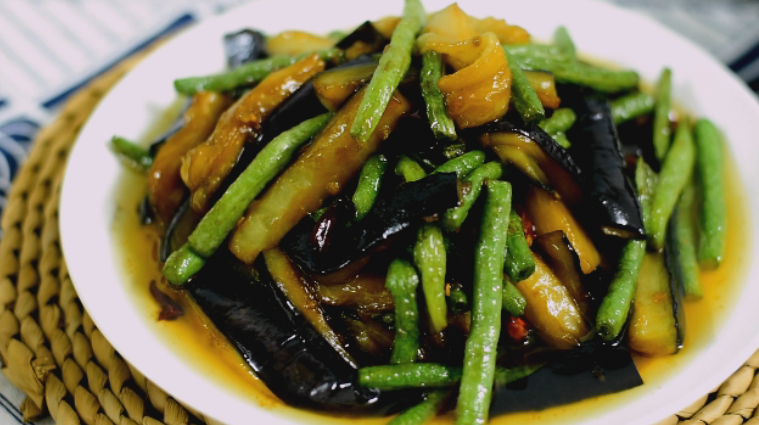 饭店很火的茄子烧豆角,在家做掌握这几步,颜色好看,吃的过瘾