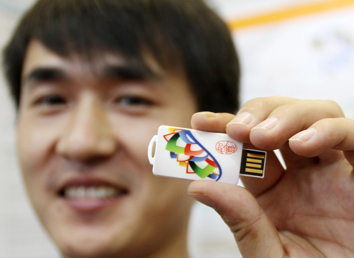 写一段关于腹腔镜手术器具检测与识别发展历史的概述性文字