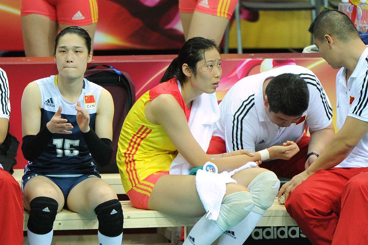 写一篇女排100连败 痛哭流涕 看腋下 摸腋下 详细 抱着时碰到腋下