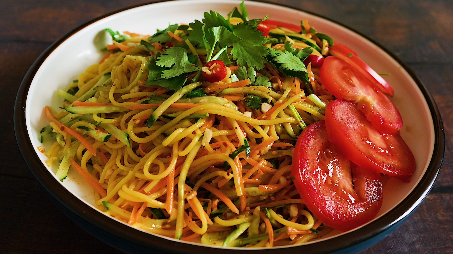 凉拌冷面的家常做法,特别适合夏天来做,酸辣爽口太好吃了