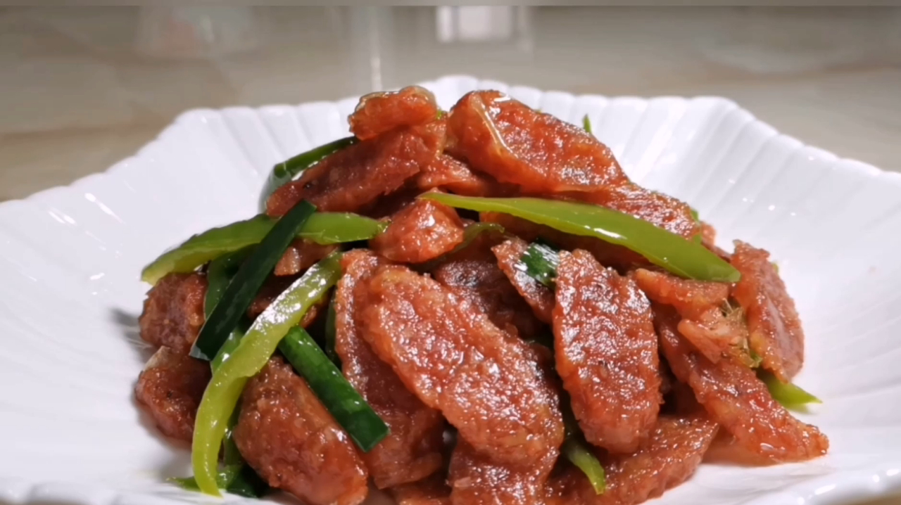 「青椒炒腊肠」一道好吃的客家下饭菜炒香肠,一看就有食欲