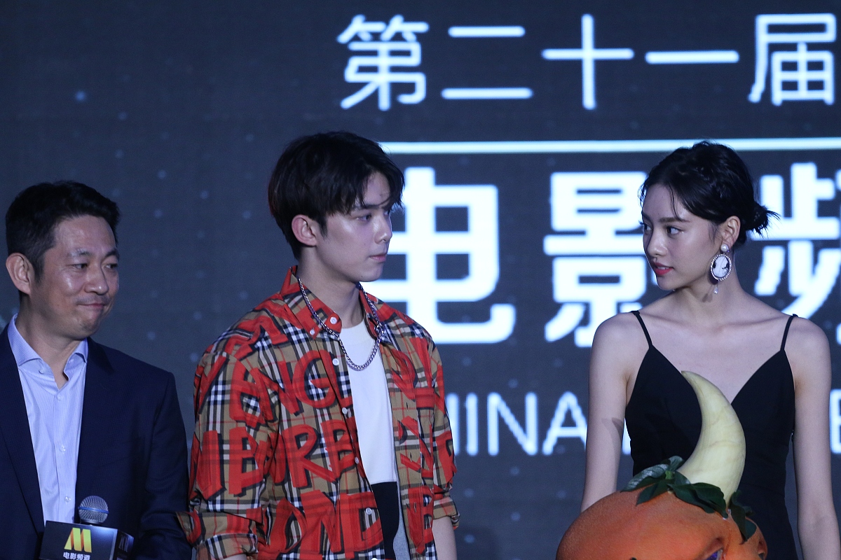 21届上海电影节:杨幂佟丽娅单白t依旧女神 亲密热聊放电