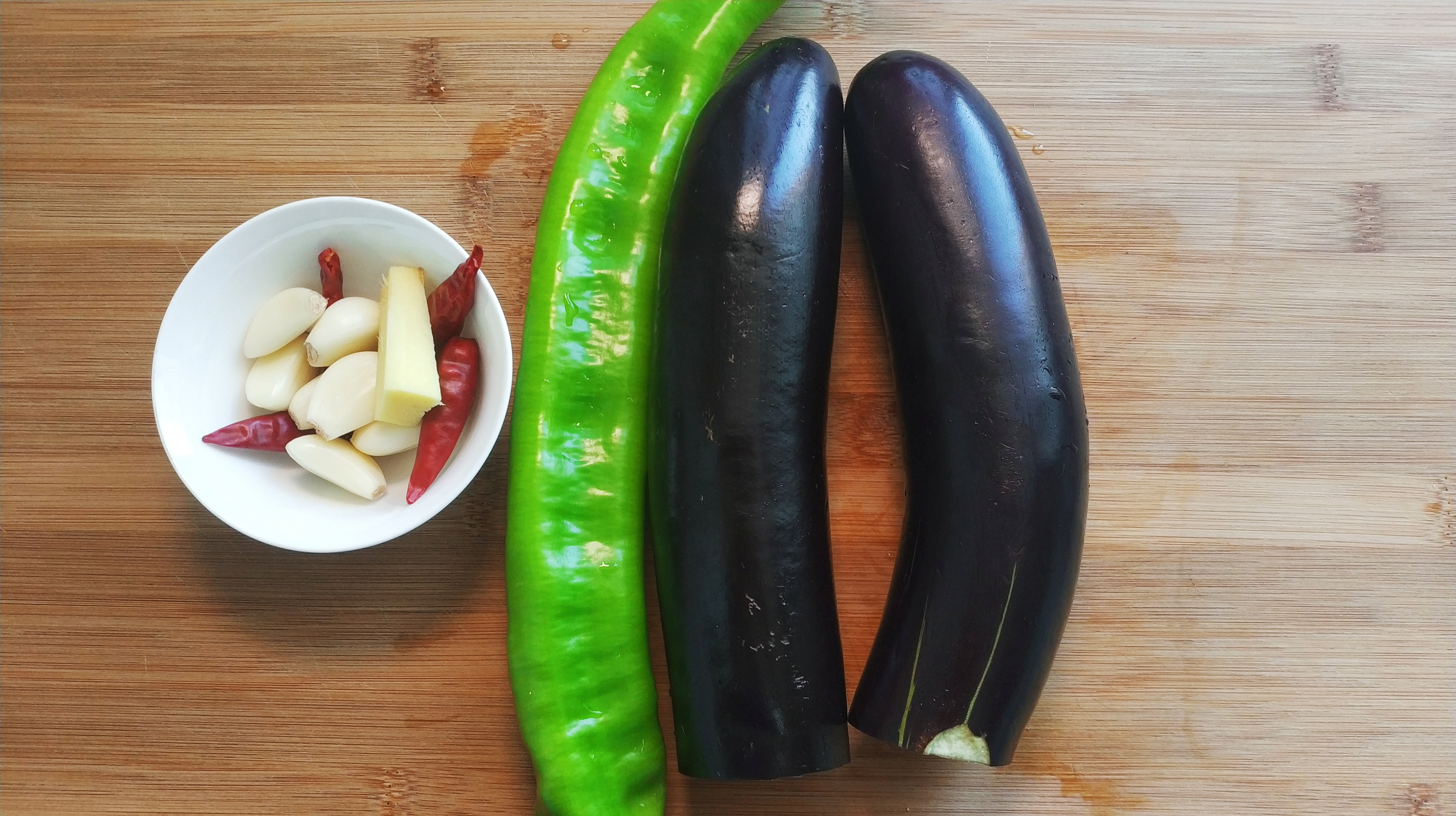 茄子不用油炸一样好吃,鲜嫩多汁少油又健康,上桌连汤汁都不剩