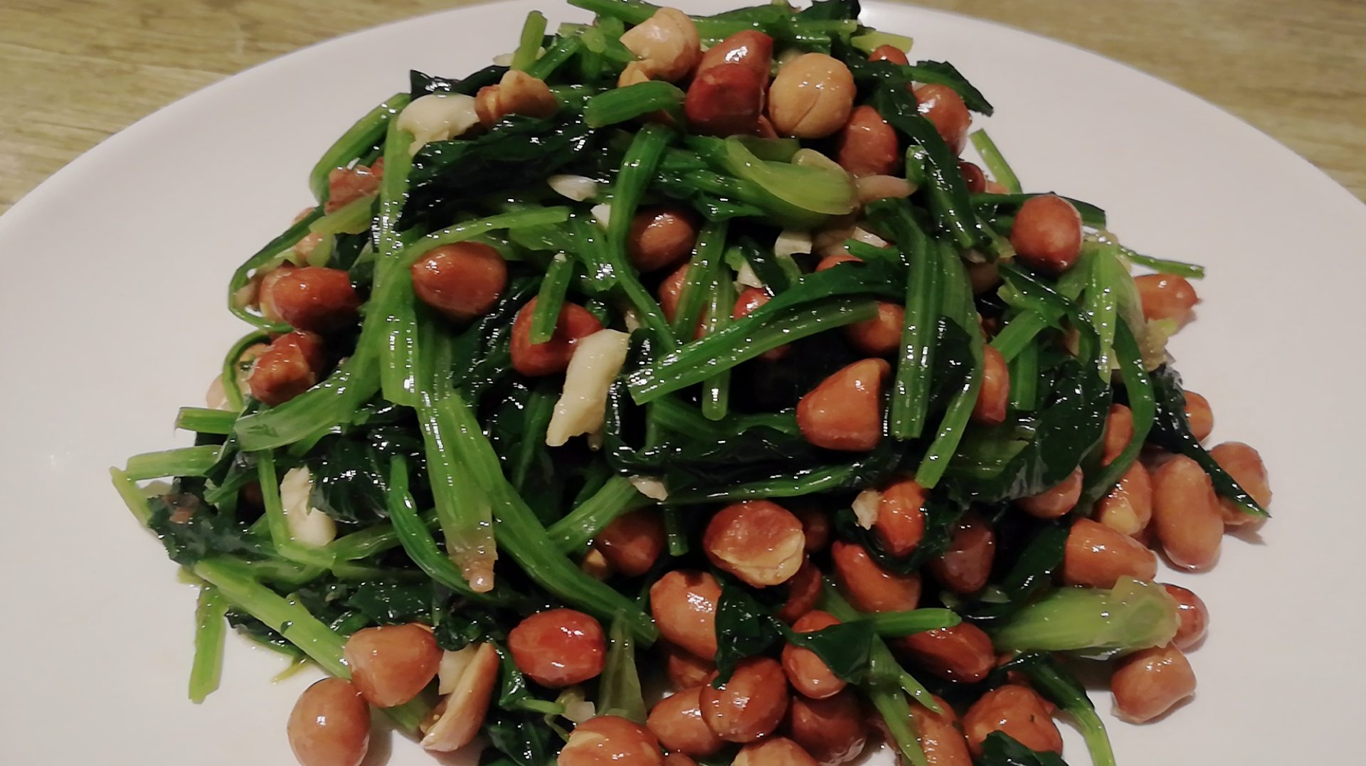 菠菜拌花生米简单拌个凉菜,菠菜和花生米巧妙搭配,开胃又下饭