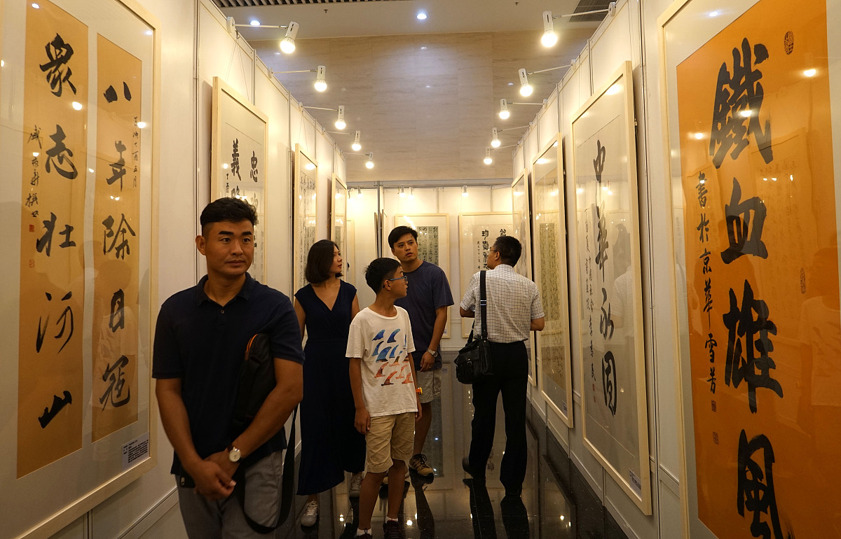 ***_***2017年9月3日,北京,观众在抗战馆欣赏书法作品.
