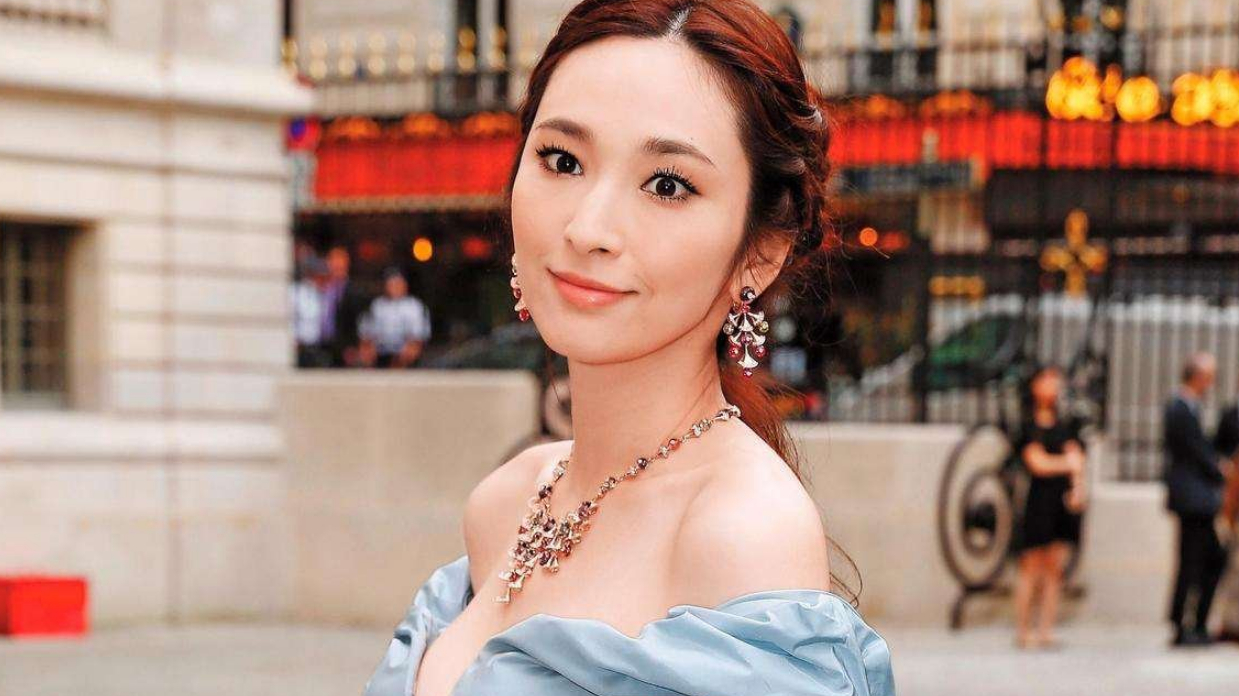【太奢侈!吴佩慈聚餐吃10万元鱼子酱,高调秀婚戒脸部略显浮肿】10月24日,吴佩慈圈内好友