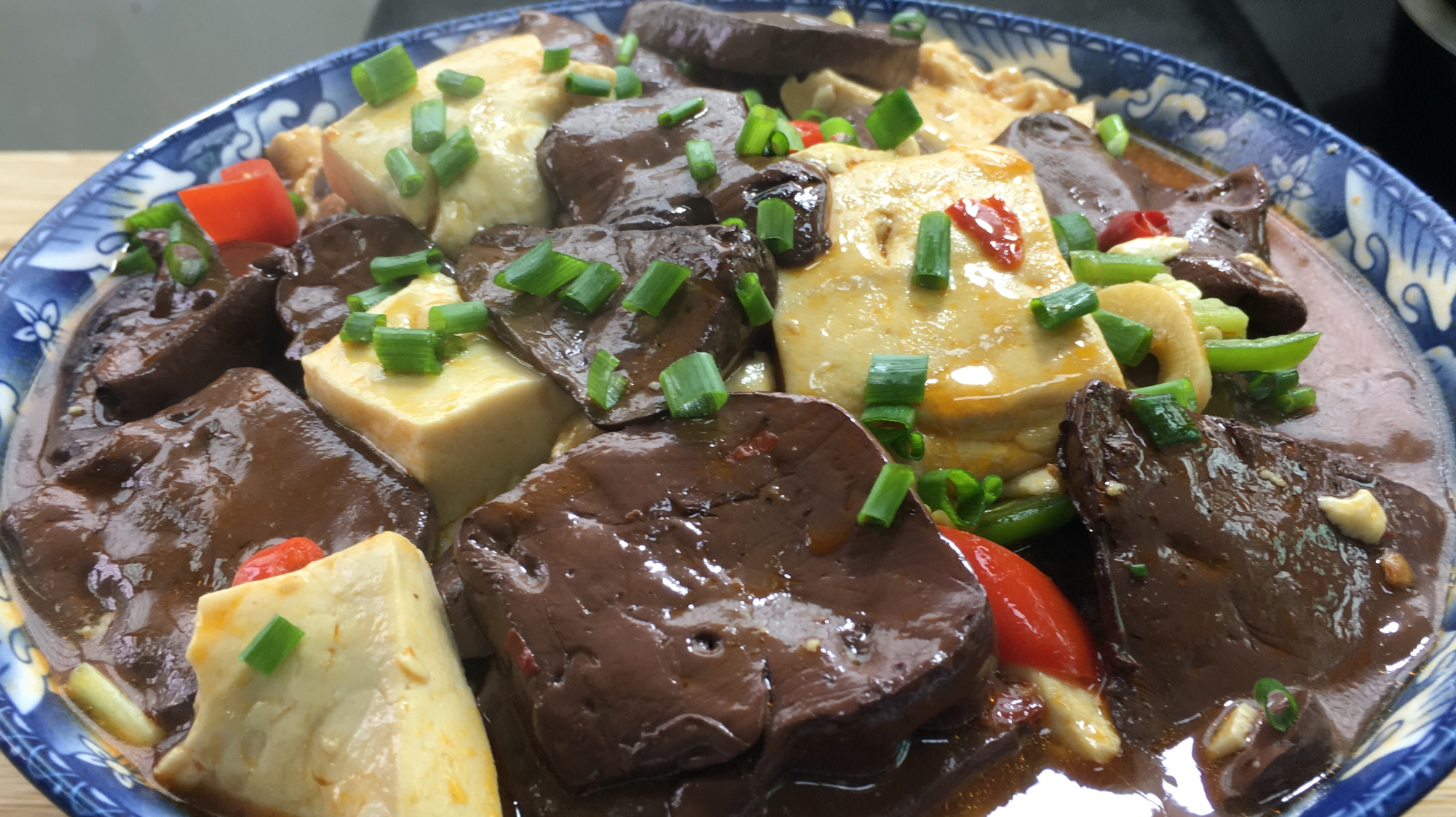 猪血和豆腐一起炒,营养美味,没有一点腥味,在家就能做的家常菜