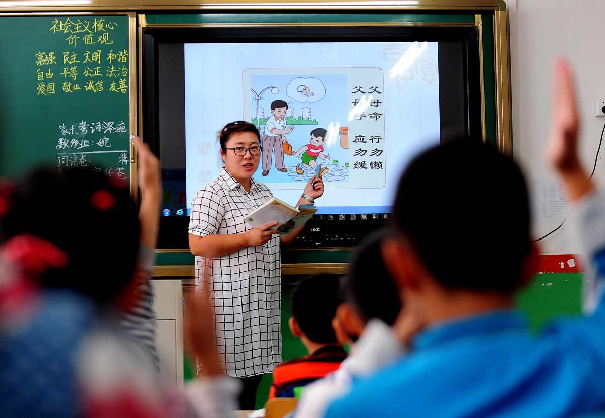 概括以下文章主旨文章为：综合来说情景一词有三方面的含义：一是情形二是情况三是感情。再现是指过去的情况再次出现。因此我们可以这样界定情景再现的内涵：将过去的情形、情况、感情通过一定的方法或者借助某种媒介再次呈现。它有两个内涵：一是积极丰富的感受二是精确具体的想象。情景再现法的运用一般分为四步：厘清头绪设身处地触景生情现身说法。朗读教学中教75万方数据话文建设202009师可通过情景再现的方法引导学生