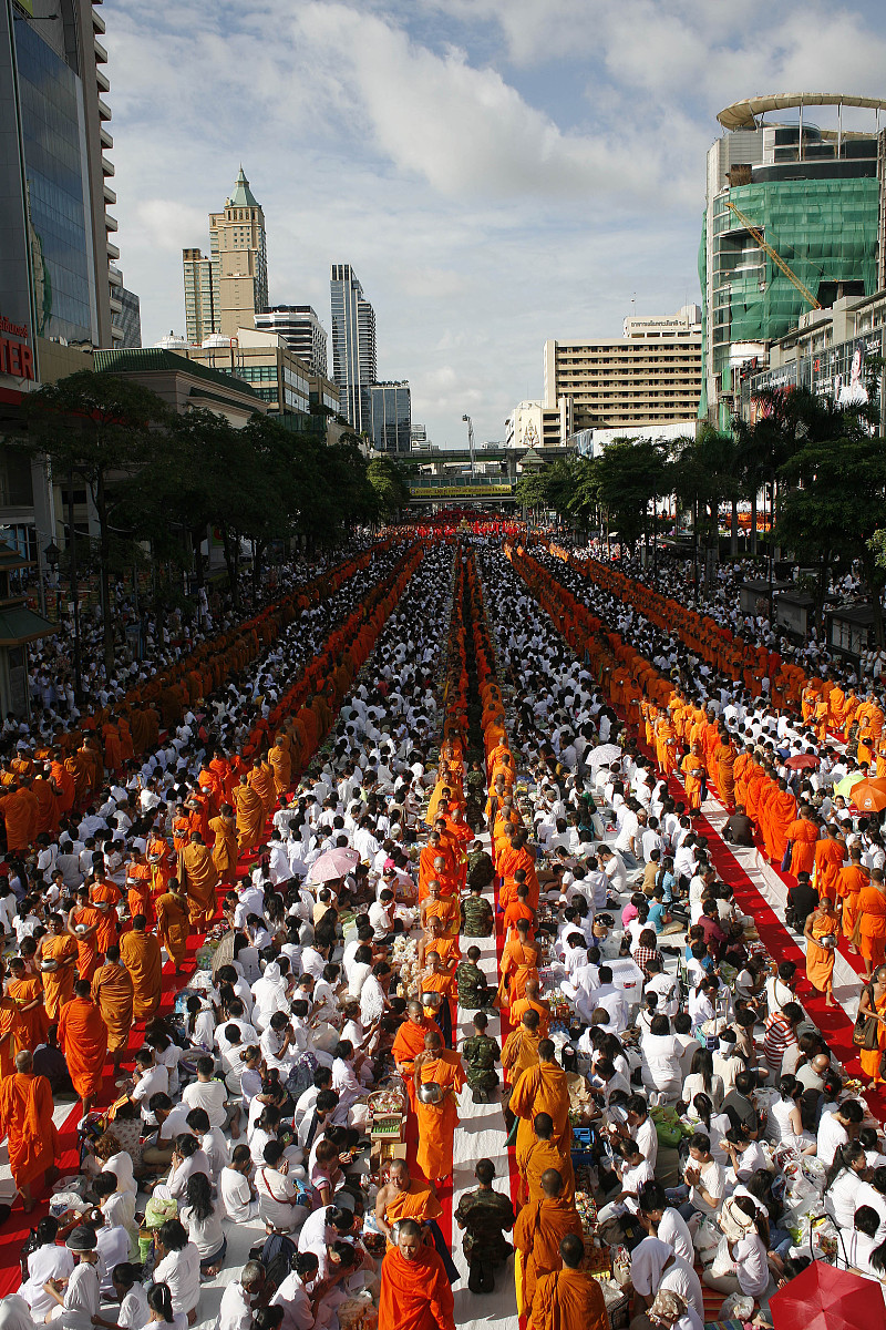 2011年5月8日,泰国曼谷,据组织者称,12600名僧侣聚集在一起庆祝卫赛节