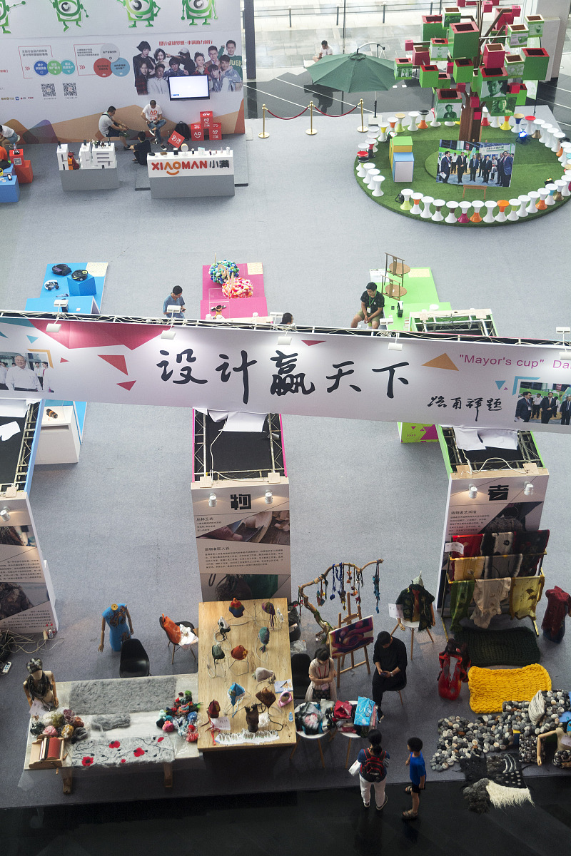 潘洛斯用积木打造五菱汽车，Mini车主在一旁观赏