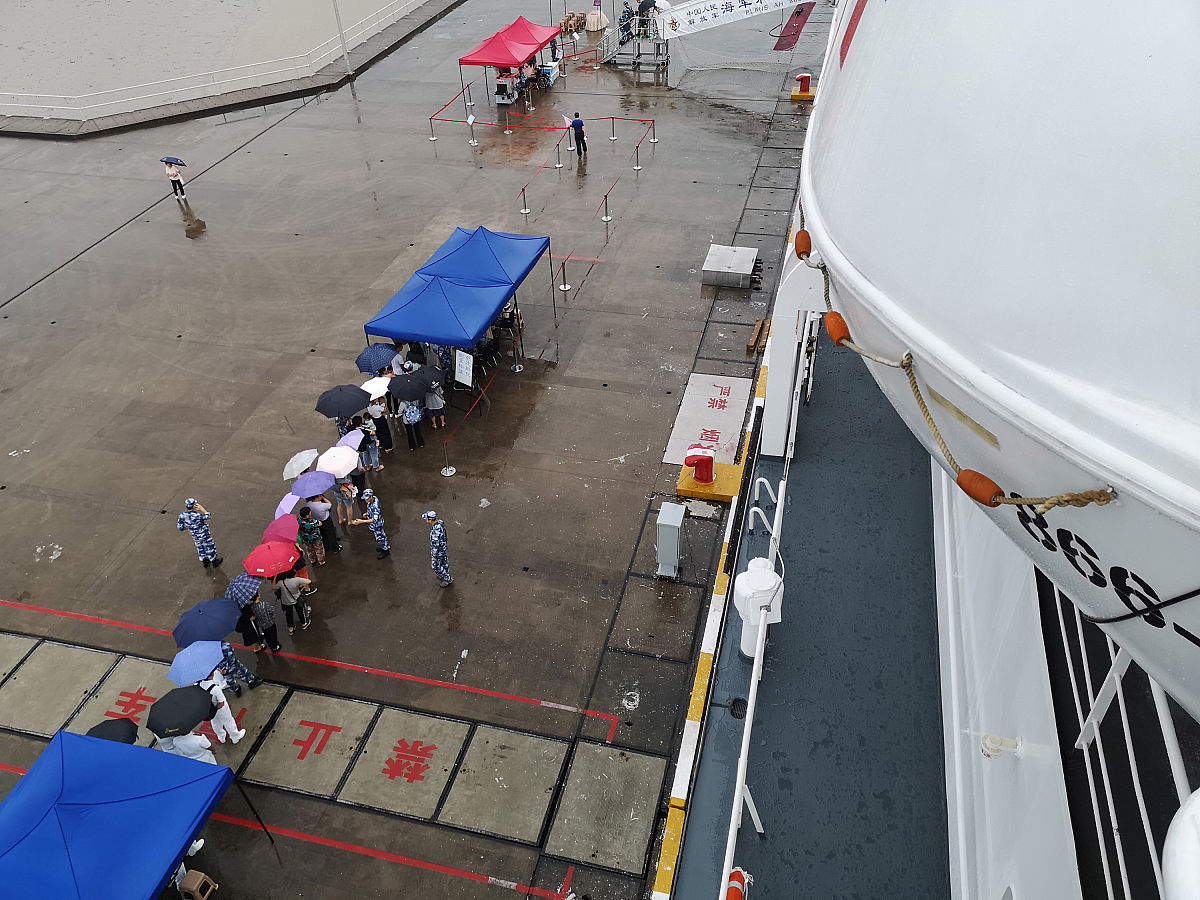 2018年6月22日,在浙江舟山某军港码头,官兵及军属冒雨前往和平方舟医