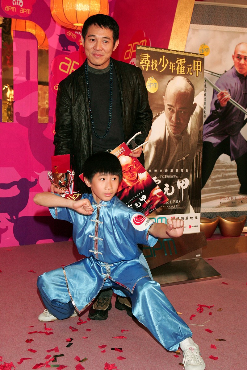 李连杰 少林寺 少林小子 武打同异李连杰是中国著名的武术家和电影演员曾在多部武打电影中担任主角其中包括1982年的《少林寺》和1984年的《少林小子》。《少林寺》讲述了一个年轻的少林寺僧人为拯救师兄而逃离寺庙最终通过不断努力和修炼成为一名出色的武者最终回到寺庙保卫家园的故事。影片充分展现了中国传统武术文化的精髓以及少林僧人的坚韧毅力和勇往直前的精神。而《少林小子》则是以李连杰扮演的孤儿少年为主角在