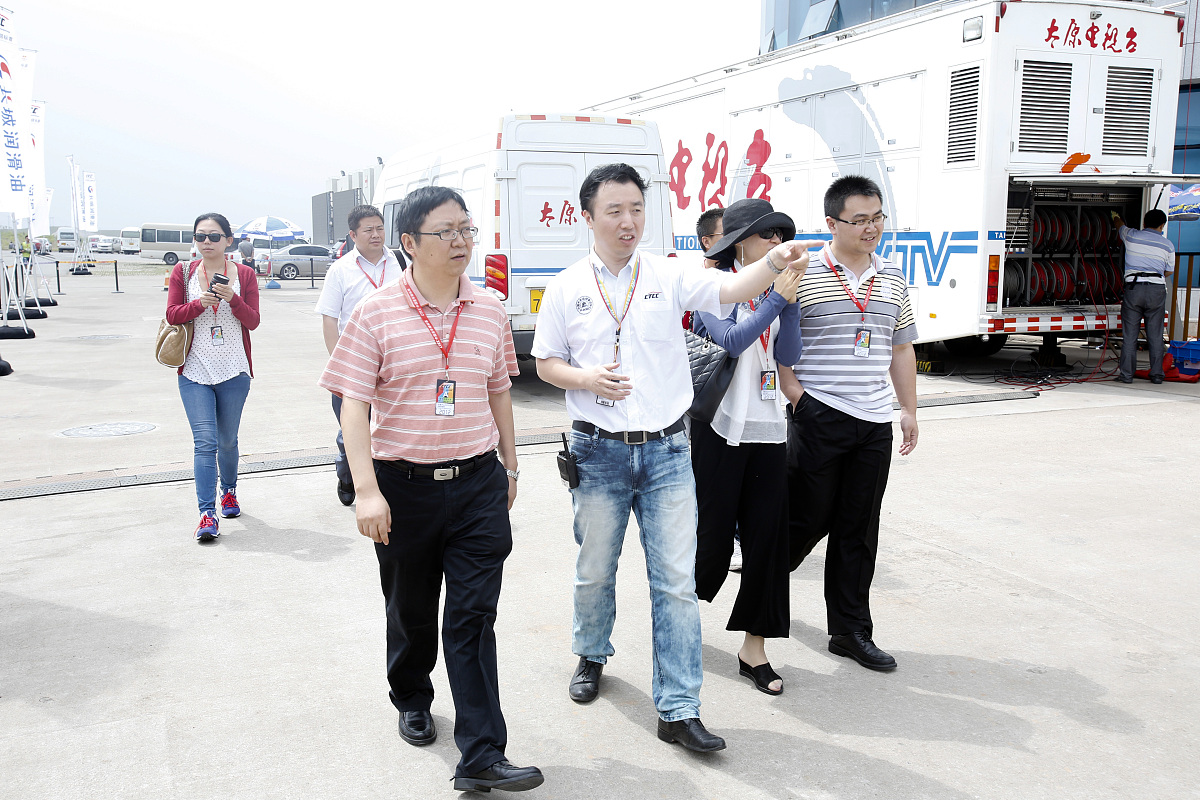 语序调整通顺5月23日罗斌主任陪同区商务委陈浪副主任到和润汽摩城开展安全检查何威书记参加。期间主要对市级安全专家对和润汽摩城暗访督查交办的问题整改现场进行查看依次检查了地下车库私自改仓库、车库消防管网未实现中控联网、部分仓库私自搭建阁楼等重点问题整改现场。罗斌强调安全工作是决定企业发展的最下限务必针对市级督办问题高度重视举一反三全面整改全力确保市消安会关于和润汽摩城市级安全暗访督查交办问题的整改复