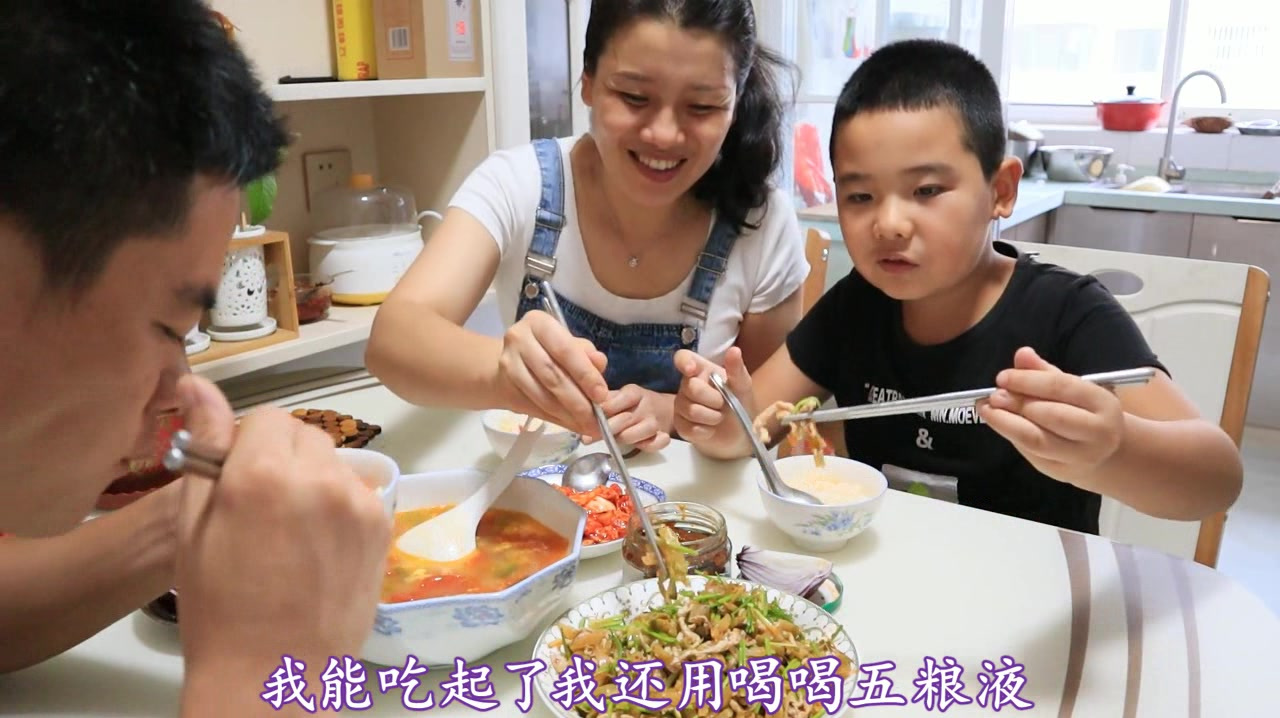 4包涪陵榨菜炒250克肉丝,香菜多放,少了怕台湾人笑话,吃着真香