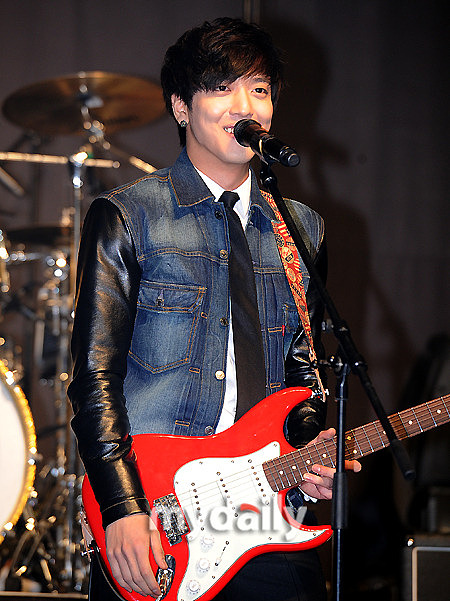 2012年3月26日,韩国音乐组合cnblue于上午在首尔举行了面向国内外媒体