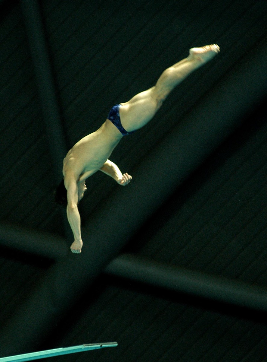 跳水比赛中运动员需要完成规定与自选两种动作。规定动作难度较小为必做动作每个运动员需要在比赛前两轮完成裁判员可以从运动员的完成效果中判定其功底；自选动作为运动员根据自身训练水平而选择难度越大得到高分的可能性也越大。两种动作的总分决定最后的排名。以上材料对我们颇具启示意义。请结合材料写一篇文章体现你的感悟或思考。1000字