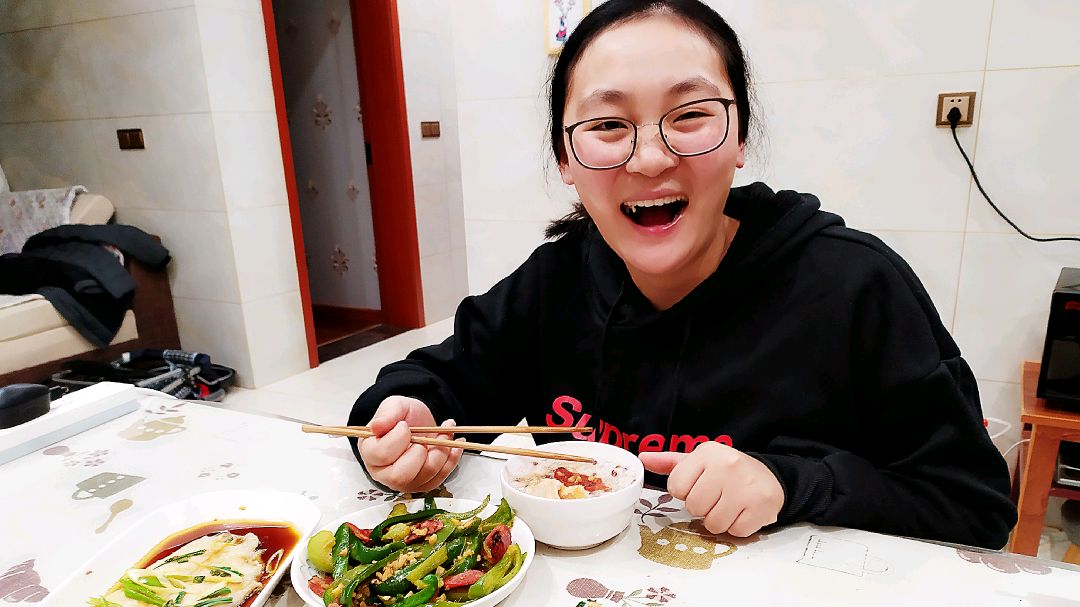 吃饭时,小凯教媳妇说地方方言,把媳妇逗乐了,直言听不懂