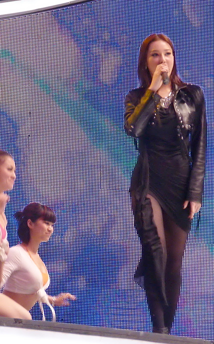 2011年1月1日,杭州,"中国第一足球宝贝"张馨予日参加浙江卫视"风尚盛