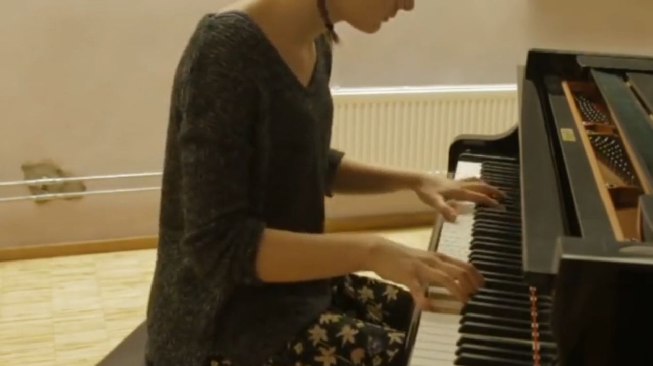 高气质美女钢琴演奏名曲《天鹅湖序曲》,乐声动人清丽