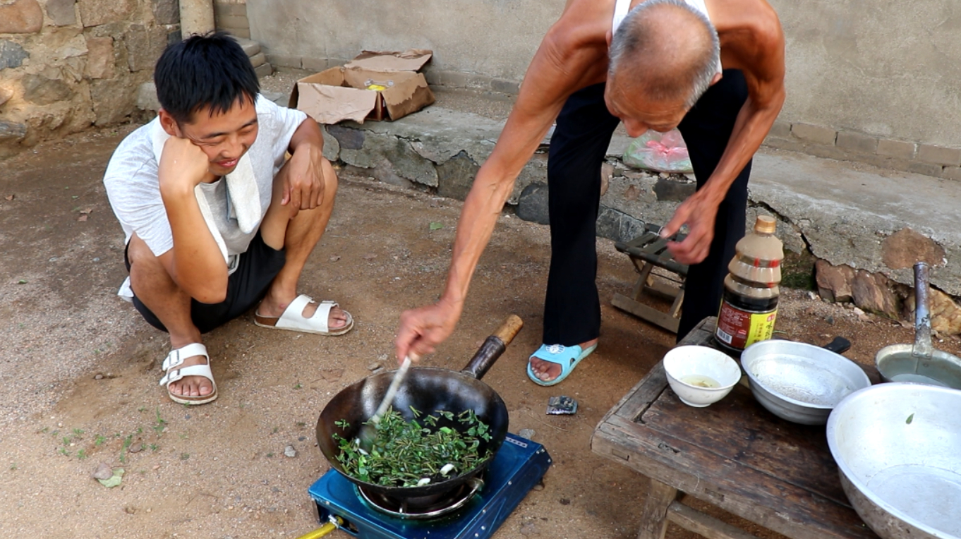 农村83岁老爷爷做晚饭,竟然把一种野菜当主食,这种菜你吃过吗?