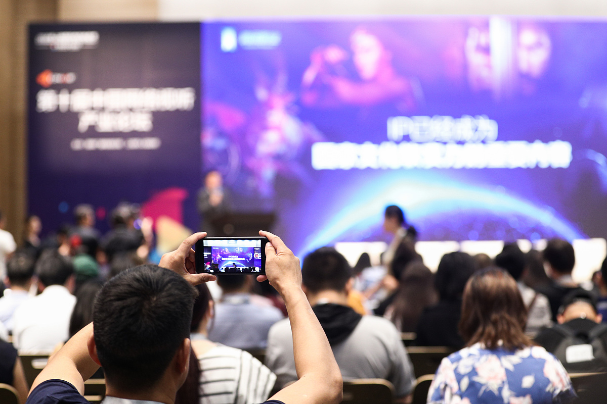 雷军社交媒体粉丝突破2000万大关,宠粉行动引发热烈反响