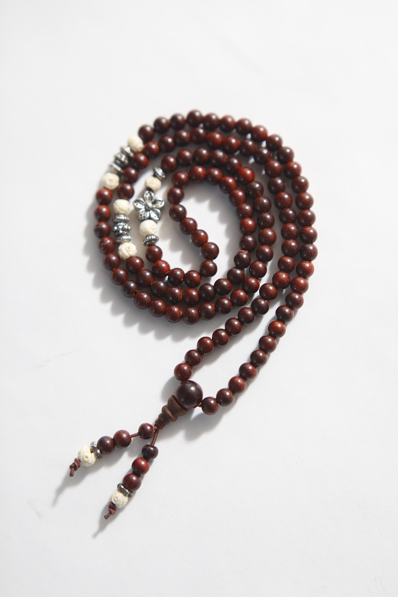 请根据以下文字仿写一段文案：十多年前老爸去旅游买的小叶紫檀20手串当时好像买了500多一直放家里也没用珠子太大我戴不了便宜出了实物拍摄如图20珠子。 喜欢的可以点我问邮费自理