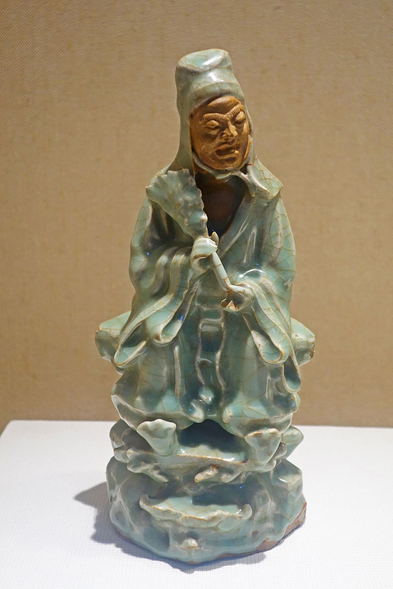 2018年11月17日,龙泉窑青瓷人物塑像,明代,用露胎技法烧制的仙道人物