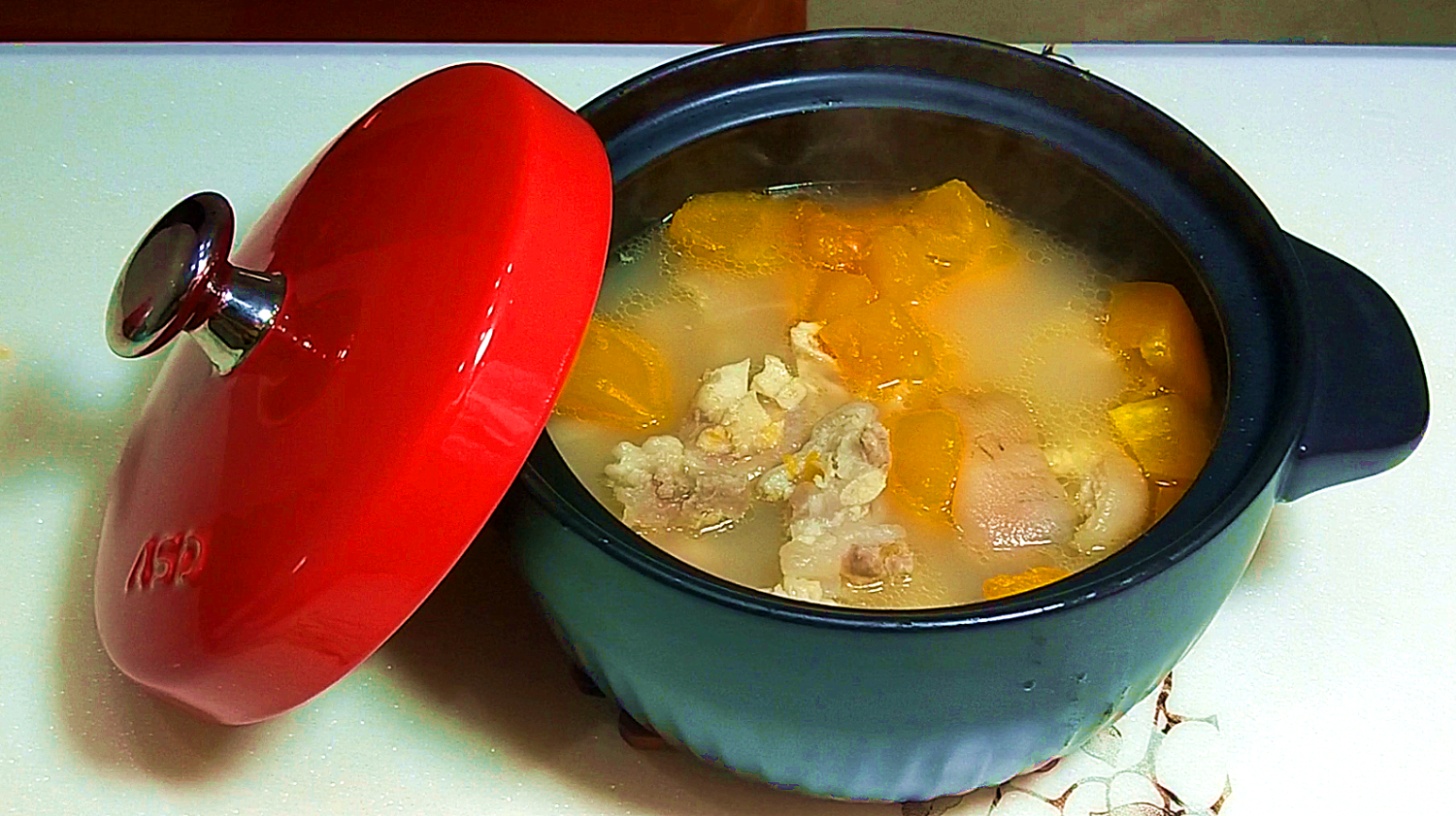 我家冬天最喜欢这样煲猪脚汤,三天两头煲一锅,一点都不油腻!