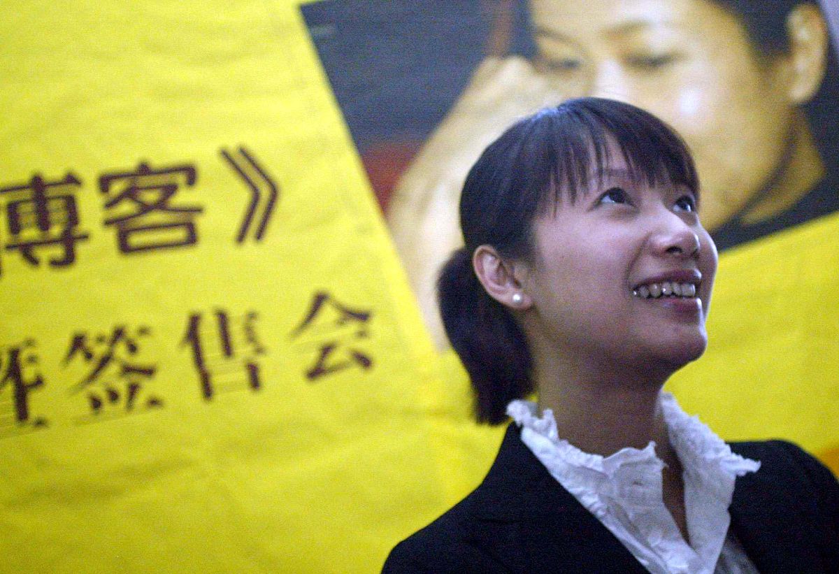 2006年5月14日,北京,徐静蕾为自己的新书《老徐和博客》在北京举行第