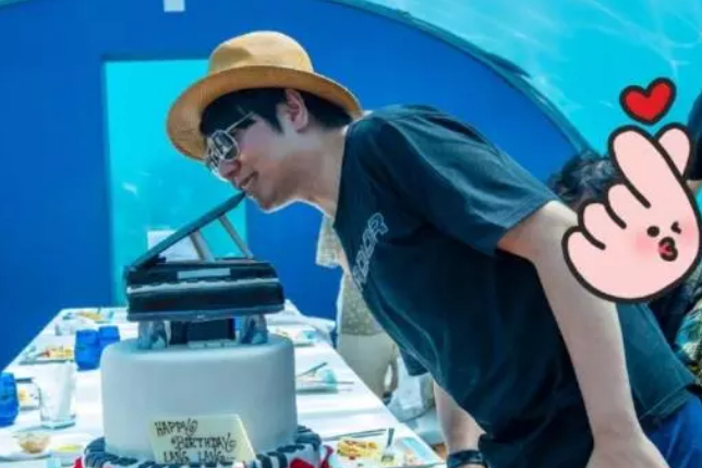 【郎朗婚后首晒庆生照秀恩爱,妻子吉娜挽老公手臂笑容灿烂】6月2日知名钢琴家郎朗突然在微博晒