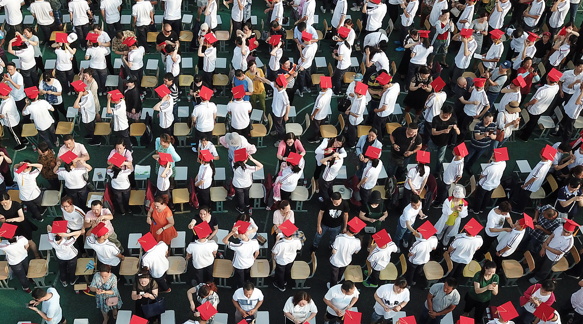 ***_***2018年6月15日,在江苏扬州第一中学成人礼上,家长为孩子佩戴"