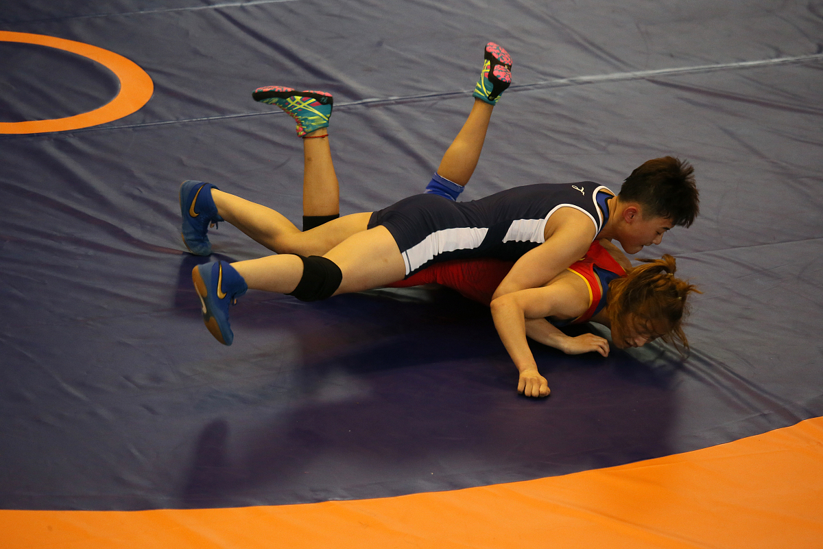 描写一下一个女摔跤运动员在最后22秒落后四分却反超而夺冠的新闻特写要求正侧结合用修辞手法500字