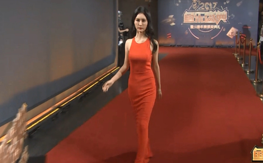 鱼乐盛典阿冷走红毯,弹幕炸掉:大大大大!