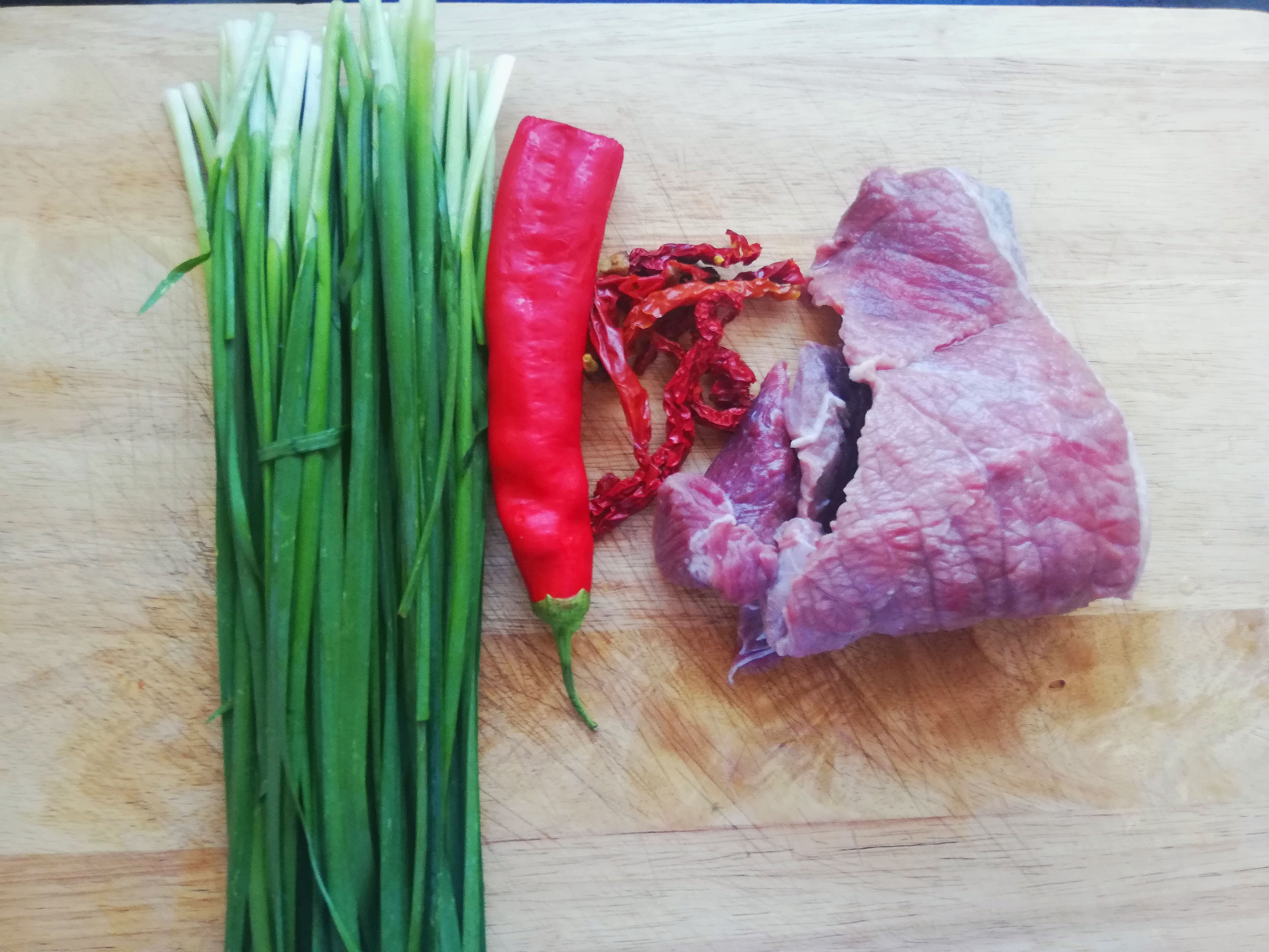 涛哥教你做韭菜肉拌面,一盘拉面一盘韭菜肉,做法简单又超级好吃