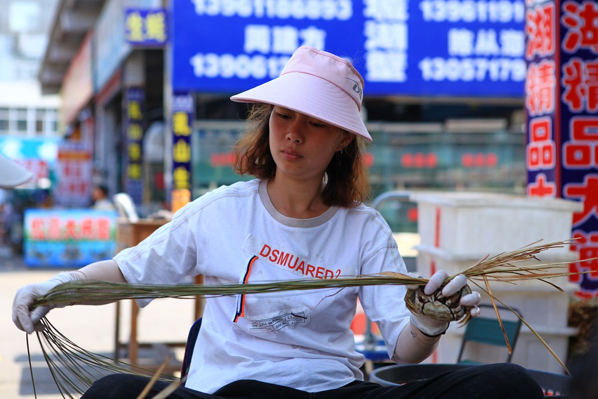 2019年9月24日,江苏常州凌家塘批发市场,螃蟹进入销售旺季,扎一只螃蟹