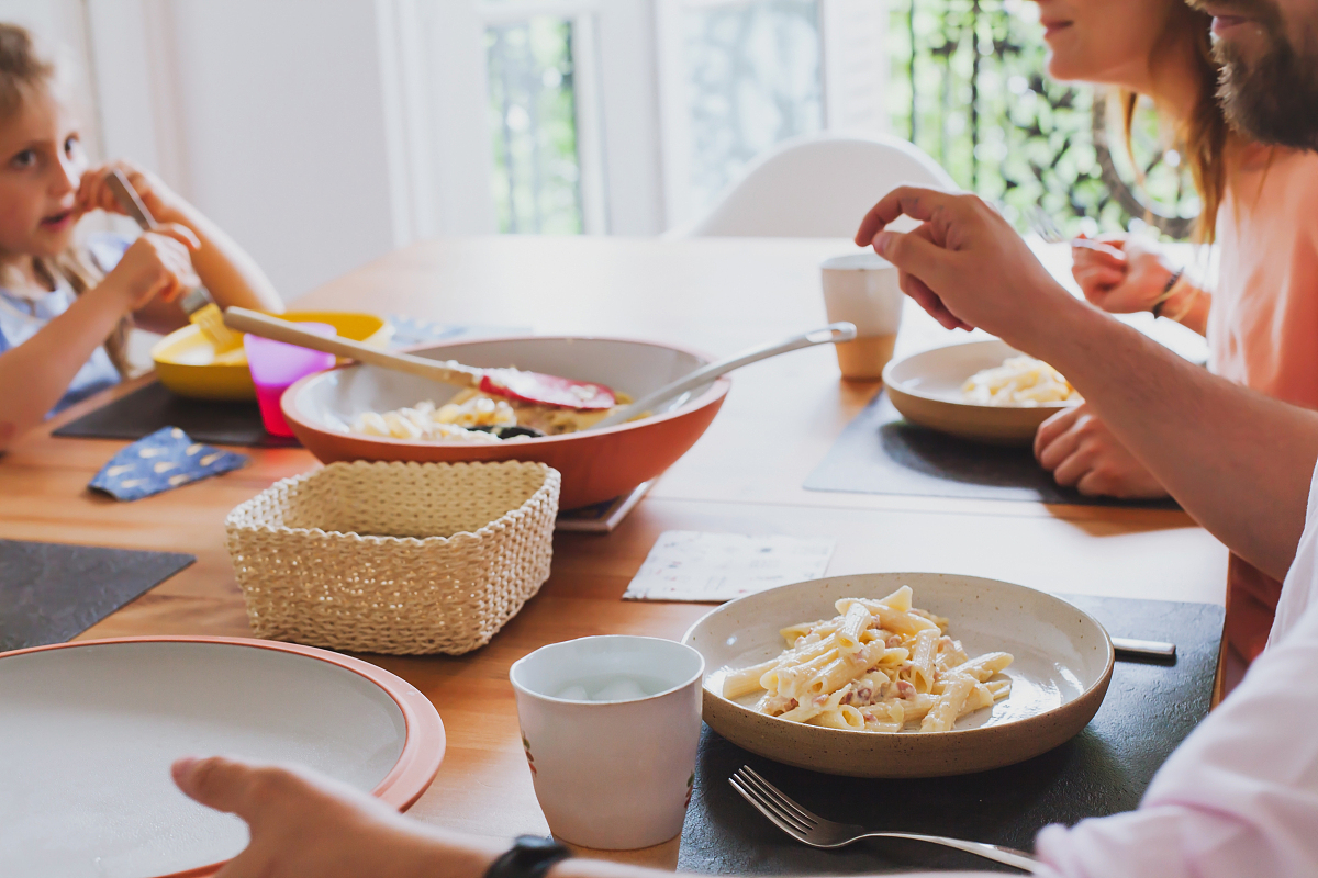 蒲姐为人诚恳实在月子餐会摆盘会在各个平台学习新颖菜式做法。从宝宝喂奶拍嗝换尿不湿以及抚触排气操等都做得很好。宝妈在月子期会陪她聊天让她只管休息不用操心其他事情 的月嫂官方评价600字