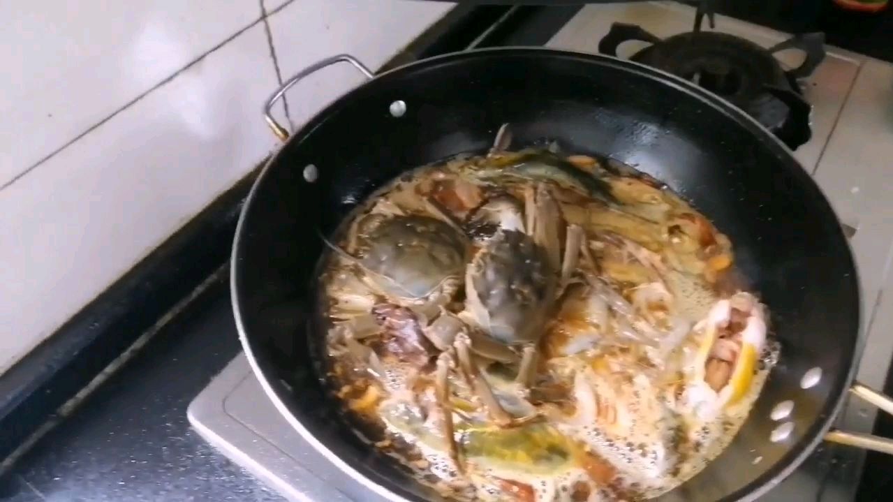 54元买的江里的杂鱼与大螃蟹,做了一锅鲜,大姐夫直说鲜美,好吃