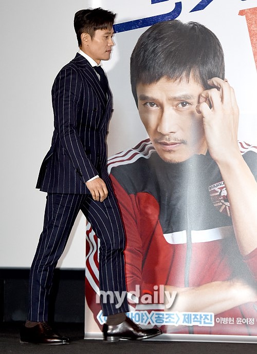 网易我的世界App底部四大模块解析：游戏资讯、社区互动、商城购买、我的账户