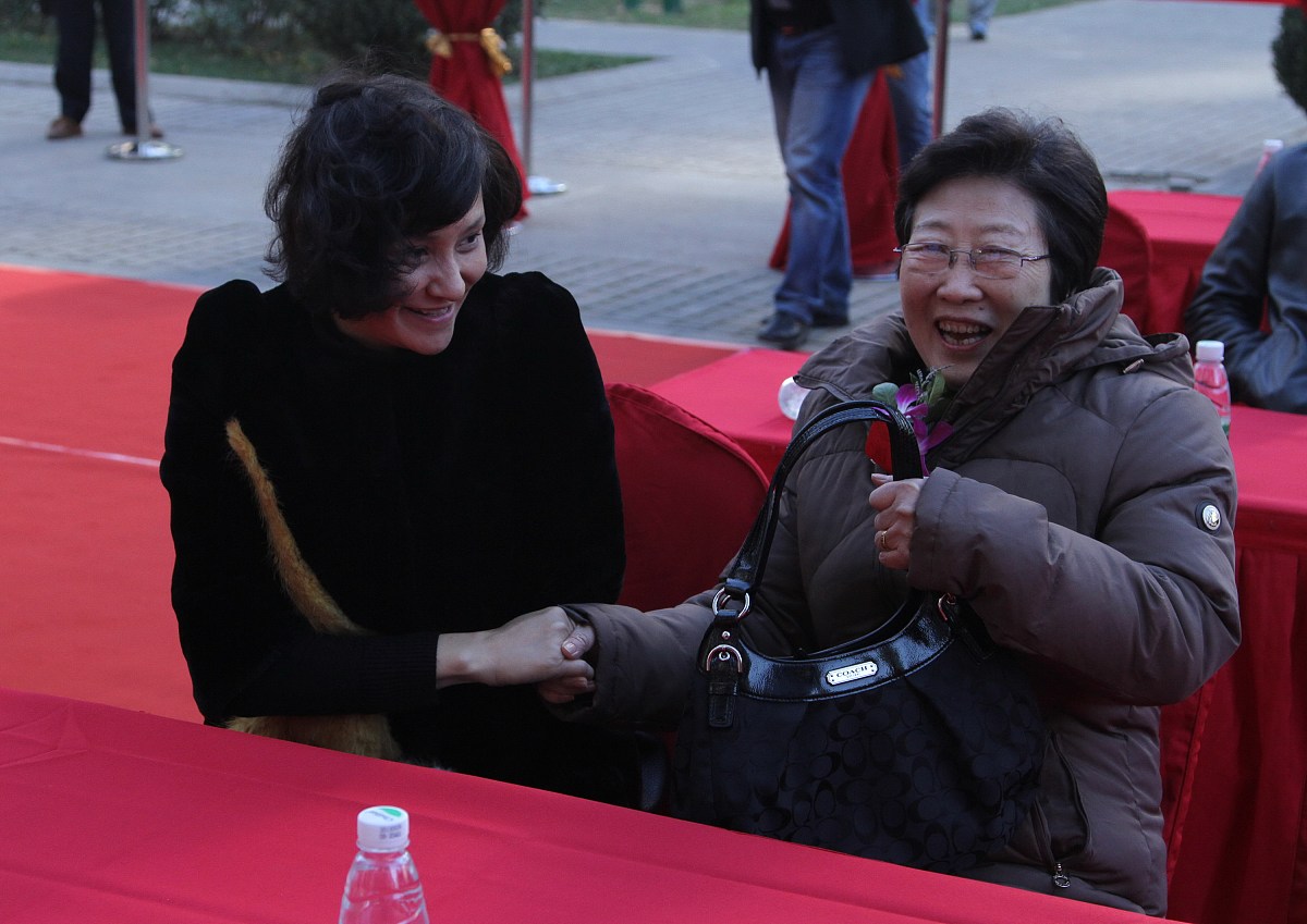 第一幕＞朱大婶是个开朗的北京市密云区居民今年57岁。两口子退休后生活富足一时总觉得没事可做。五年前在自己家里开了个小小的麻将馆平时街坊们聚在家里打打麻将唠唠嗑老伴也跟着凑凑热闹一起抽抽烟天天过着烟雾缭绕的神仙生活。半年前朱大婶开始觉得走路多了有点喘走1里地就需要歇一下。朱大婶自己觉得估计是平时有点累着了没太在意。两周前开始咳嗽也不发烧没什么痰。去社区医院看看说是有点感冒拿了点消炎药、感冒药吃也没怎