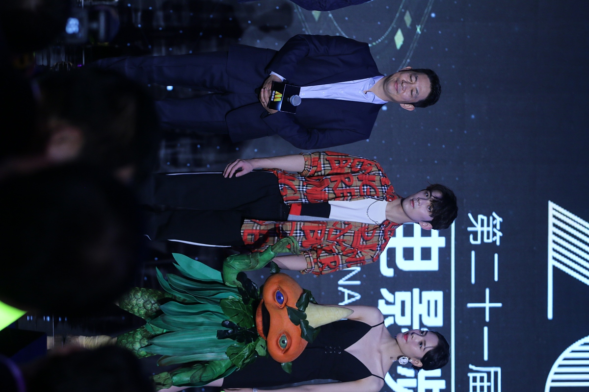21届上海电影节:杨幂佟丽娅单白t依旧女神 亲密热聊放电