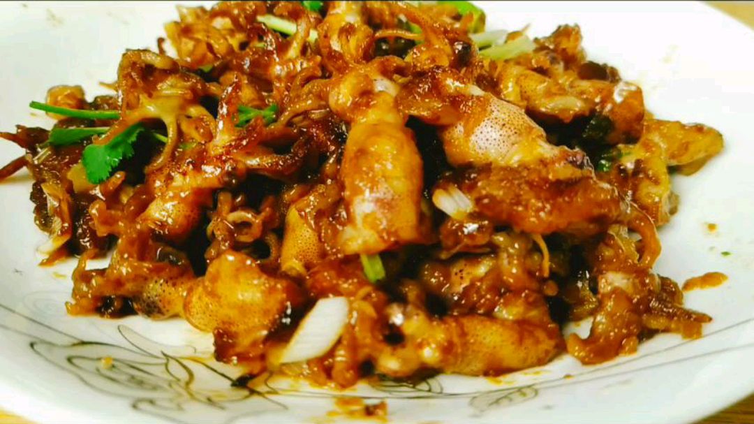 酱爆笔管鱼,酱香浓郁,肉质鲜嫩,孩子超喜欢!