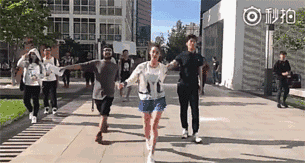 芳草地上凄美一舞，在《愛上你治癒我》中，苗苗終於過上了好生活