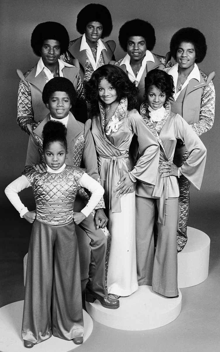 曾经在七十年代风靡一时的美国著名流行组合杰克逊五兄弟(jackson 5)