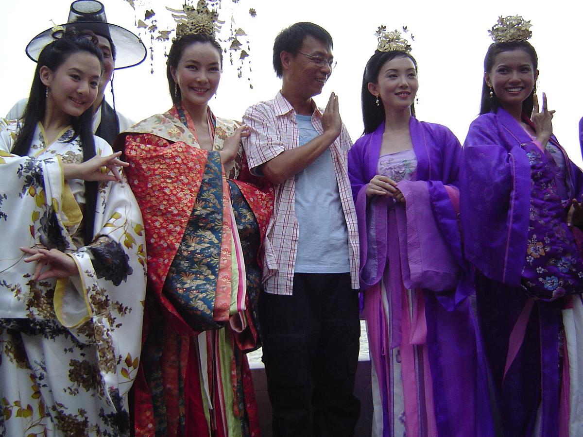 皇上戏妃子下一句：妃子戏皇上，典故解析