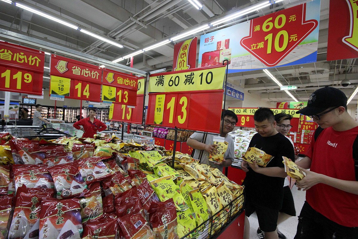 粽子区前挂满了"满60减10"的牌子,市民现场选购.