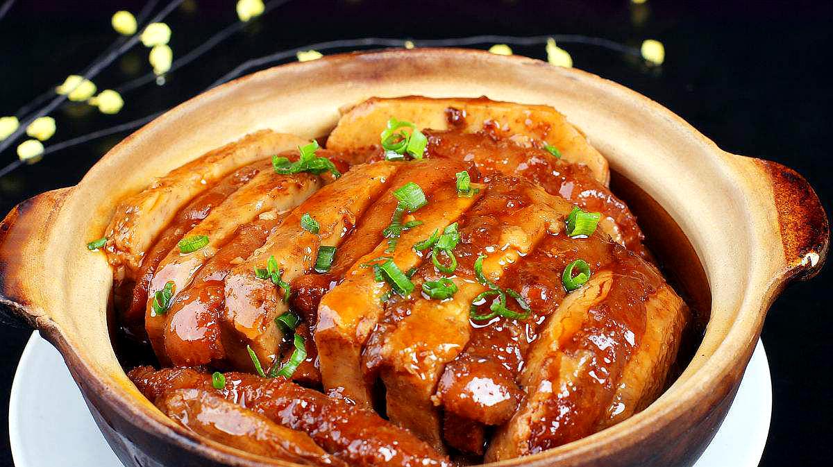 芋头扣肉家常做法,肥而不腻,入口即化,老人小孩超级爱吃!