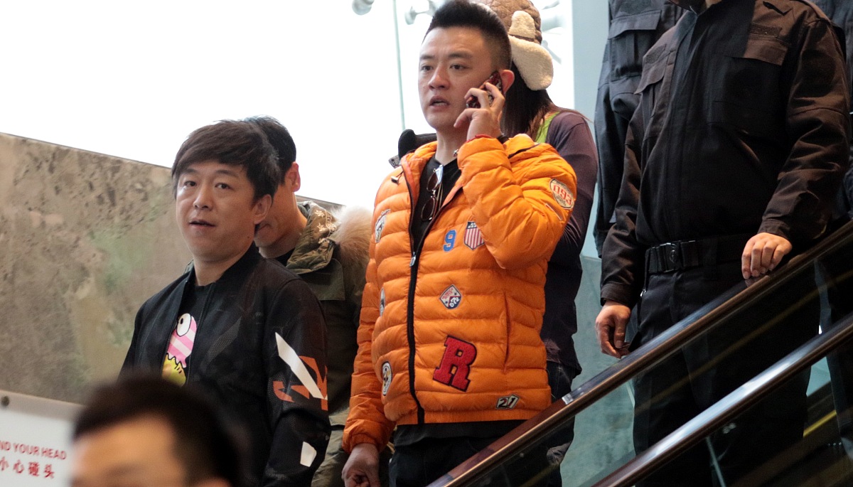 尴尬瞬间：曹磊闻石凯臭袜，友情面临考验？