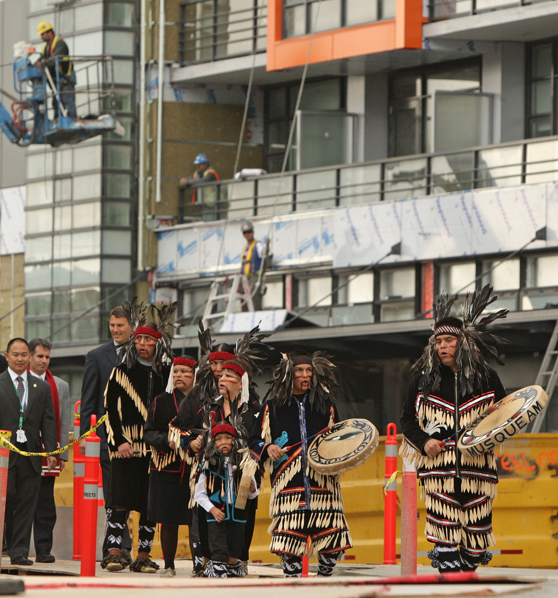 2009年10月8日,加拿大温哥华,95名国外使节和高级<strong>官员</strong>在当地鼓手的